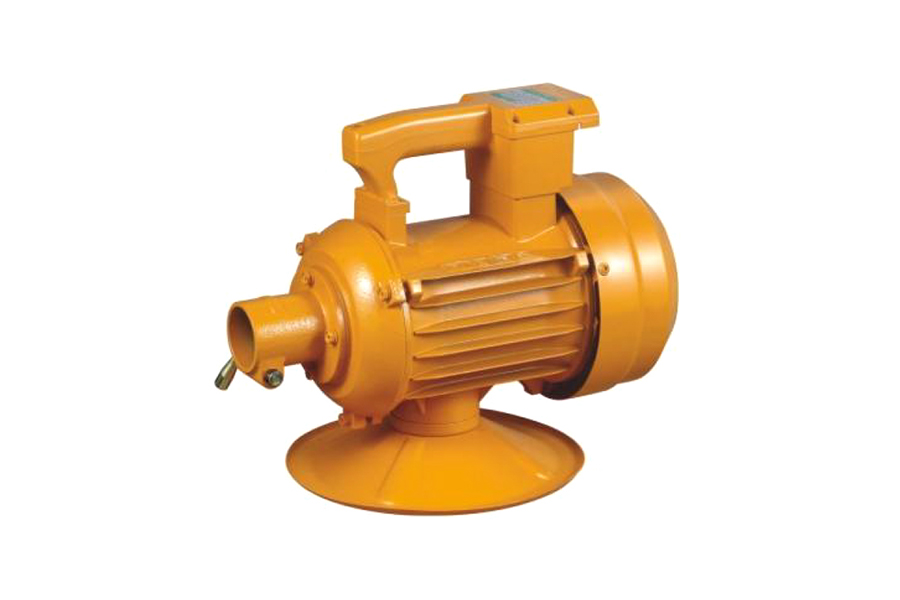 Concretum tenuit manu vibrator